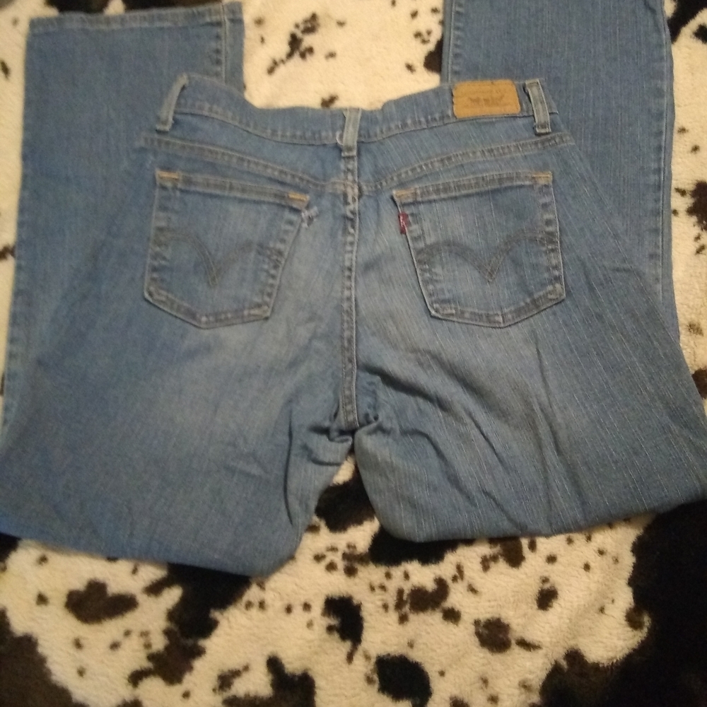 Woman's Levi's jeans relaxed boot cut 550